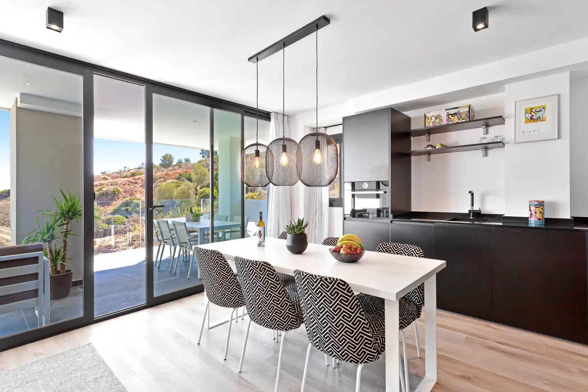 e087431f-855f-40ef-ac99-6d1846631348