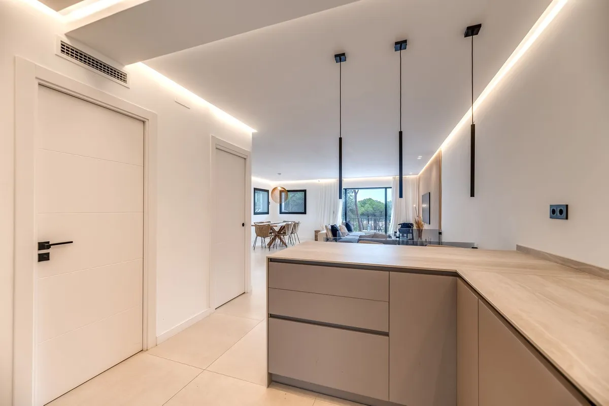 e1cfb544-5387-4c54-a06a-e480e1b19998