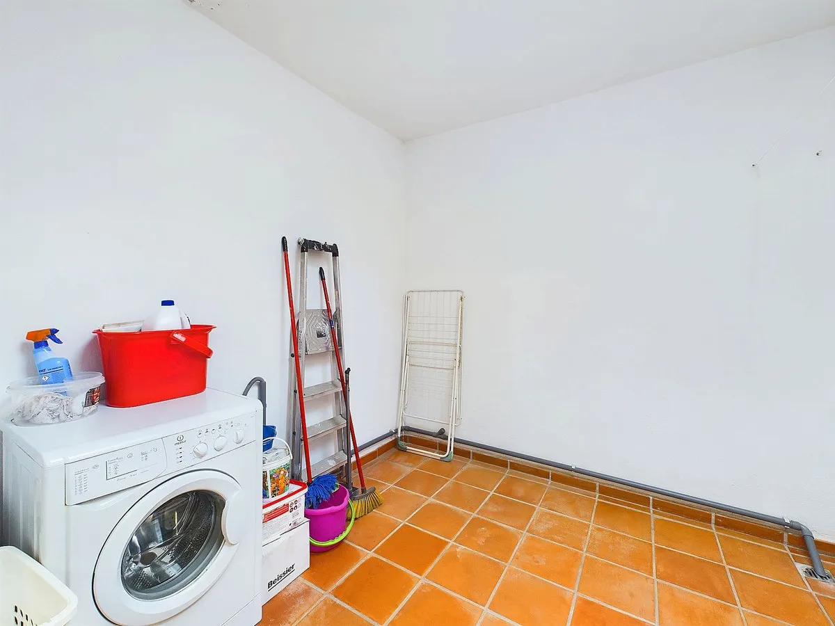 a37f8b41-a8a2-40e6-b4a9-e1856d815636