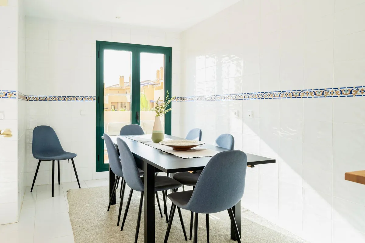 8e8a4b60-d6a7-4752-84d6-f118933f7677