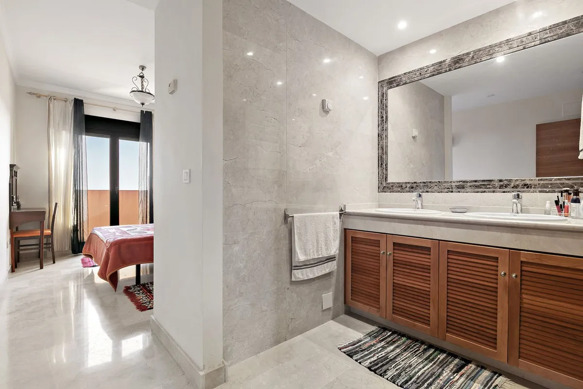 c2943e94-5773-4e70-98fa-e4962e30e592