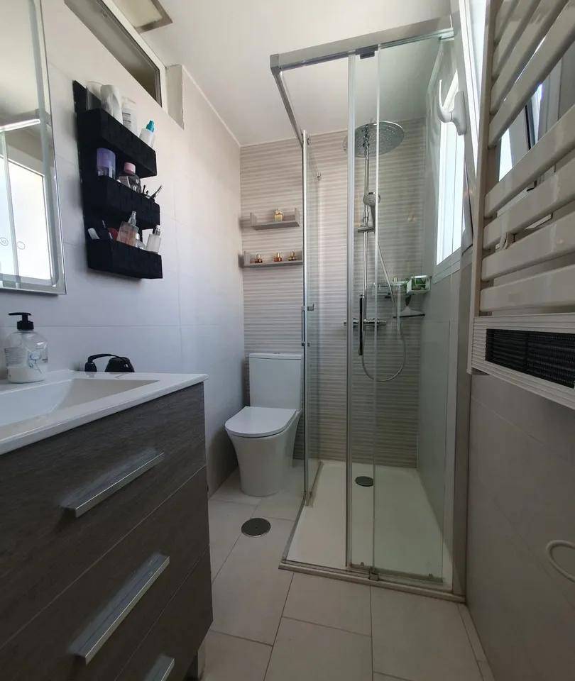 b241c9e9-943b-47e8-bb51-6e977e33c1f6