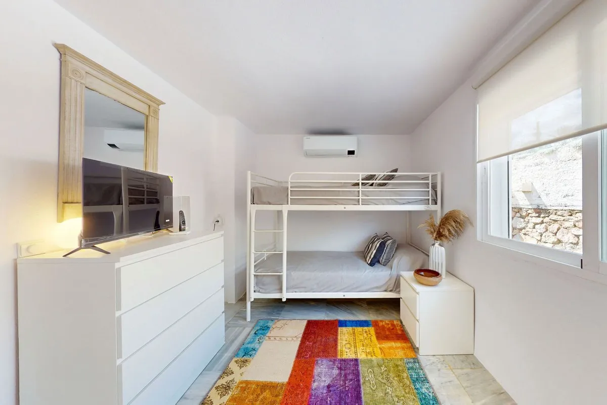 b51648df-ec49-404d-a8af-05e0b6725180