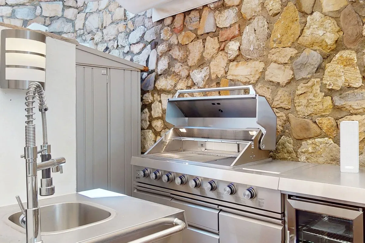 c296fd58-d051-475a-a51b-e33e4294a839