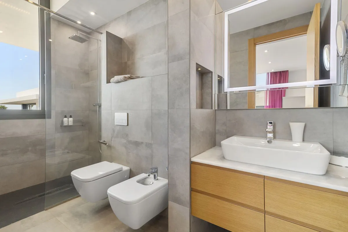 1c93d739-69de-4d06-a914-efe20d014934