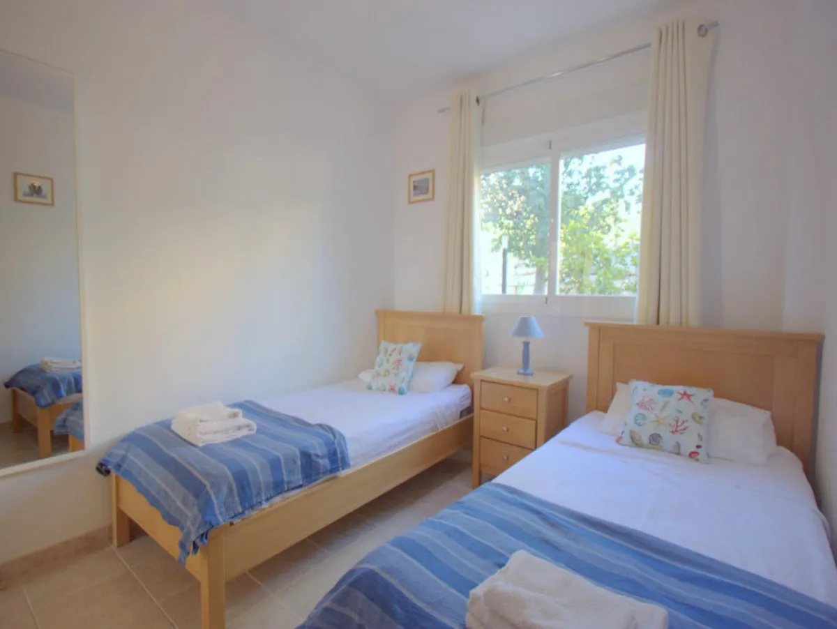 ffb21b19-cdf0-4996-8fdb-9f52fbb09db0