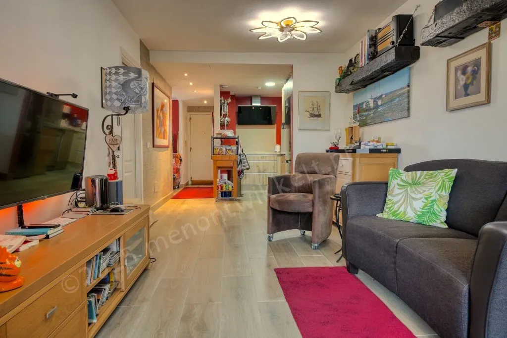 72c6b93a-52b9-47bb-9852-f0a1e1a8e94d