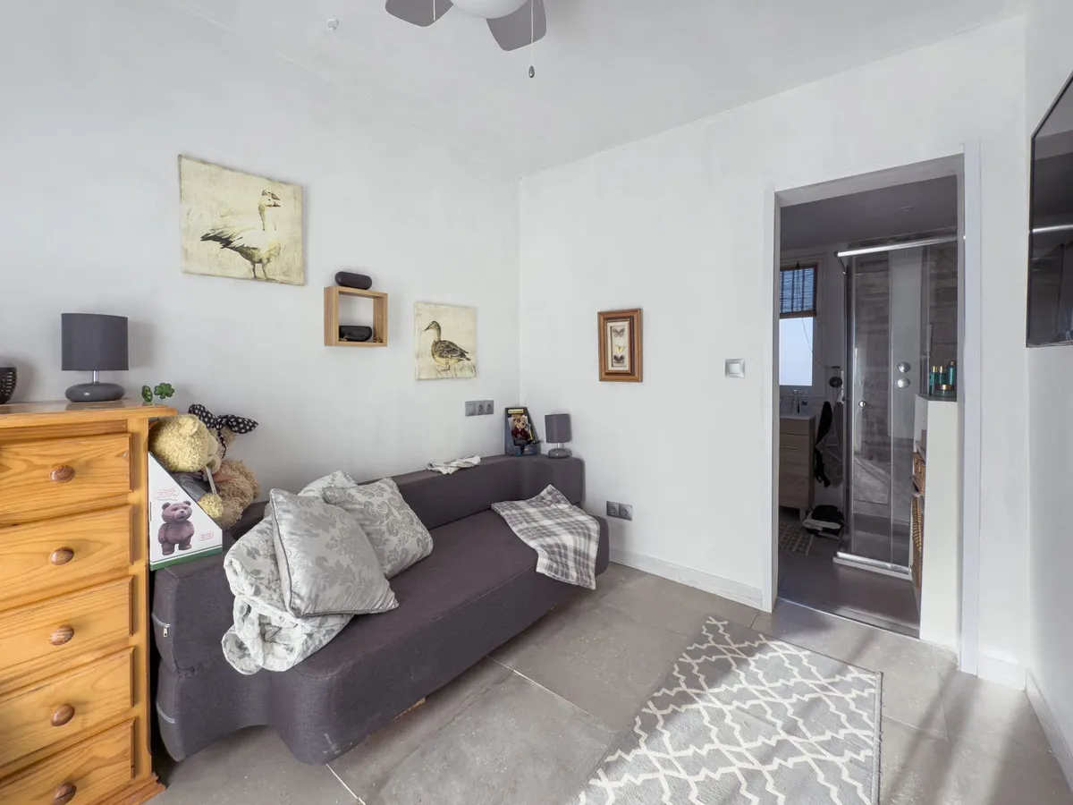 b2c37556-4db2-4bd3-8c83-af2fa2feffc3