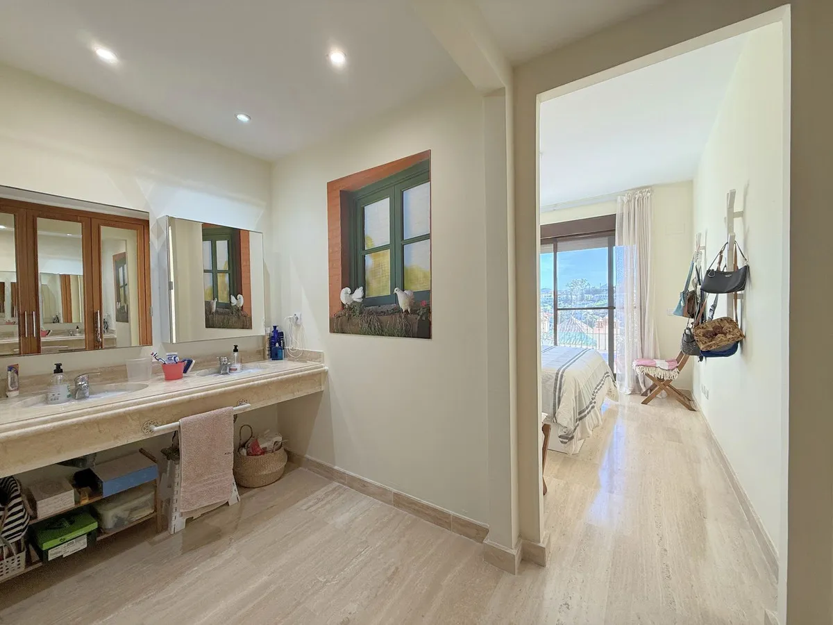 19cb7e02-01b7-4d03-80b5-b26c5be38b02