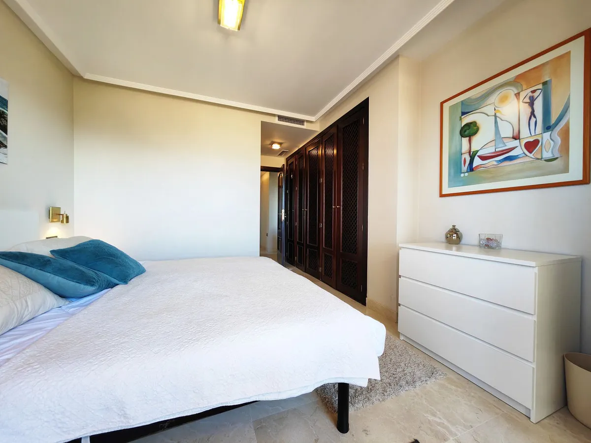 6d8c0d7f-d2f7-44d9-a5f4-17fa22f52259