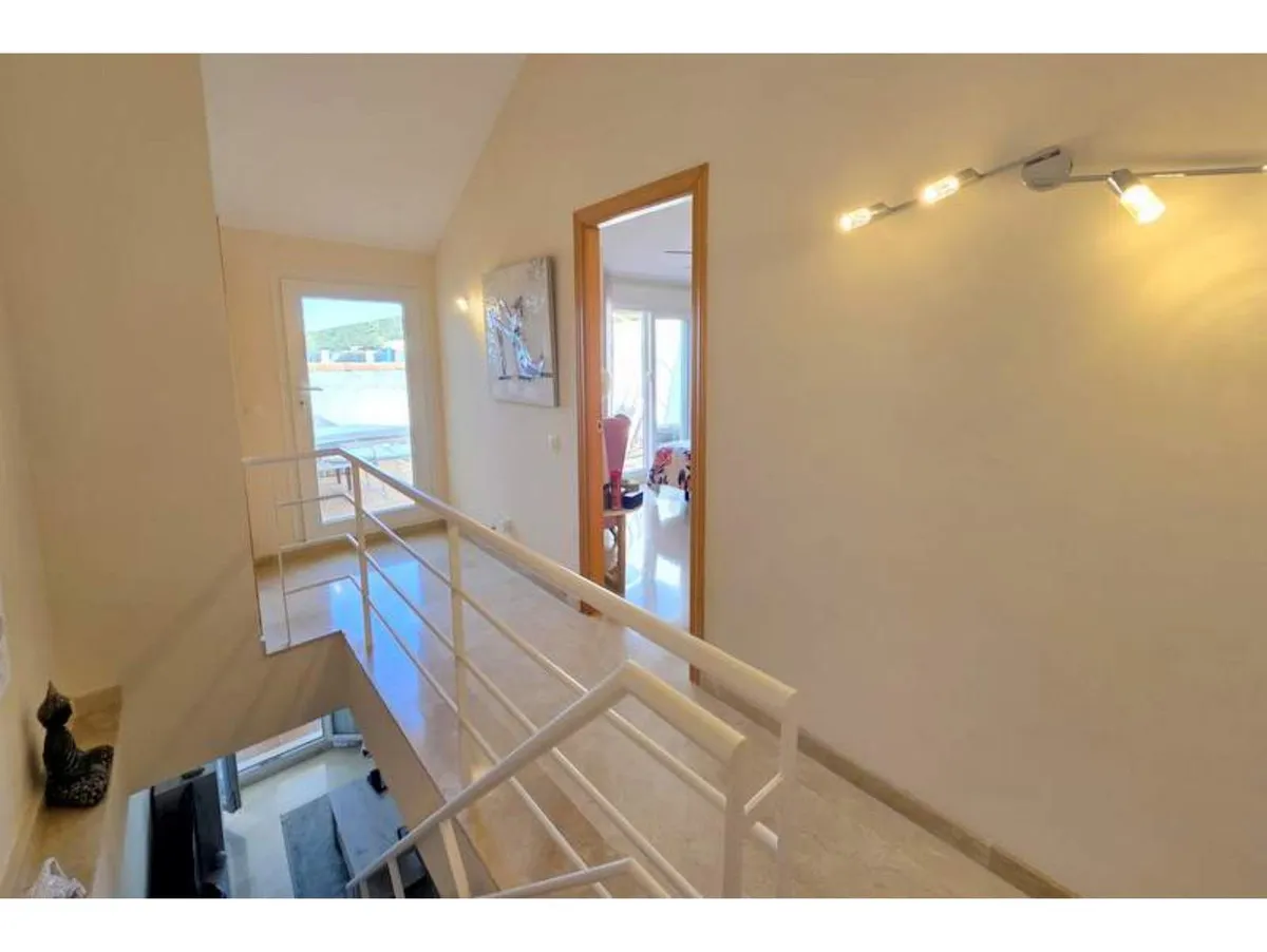 7b5351d1-126d-43f0-be0d-59d3ac67a20c