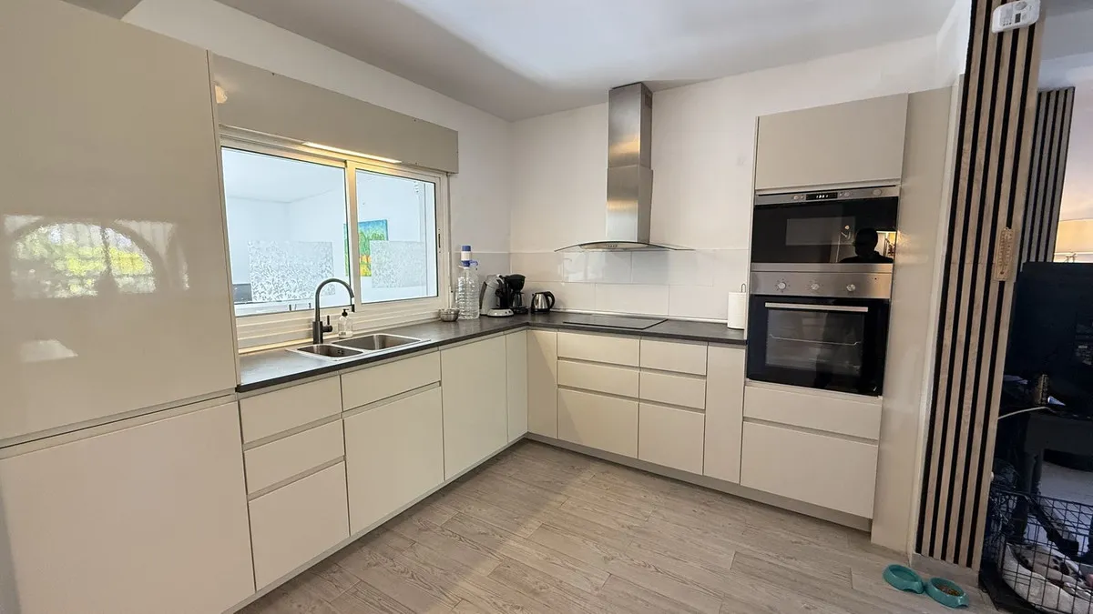 e0c63eb5-cdd7-4103-b172-66b6d94df8aa