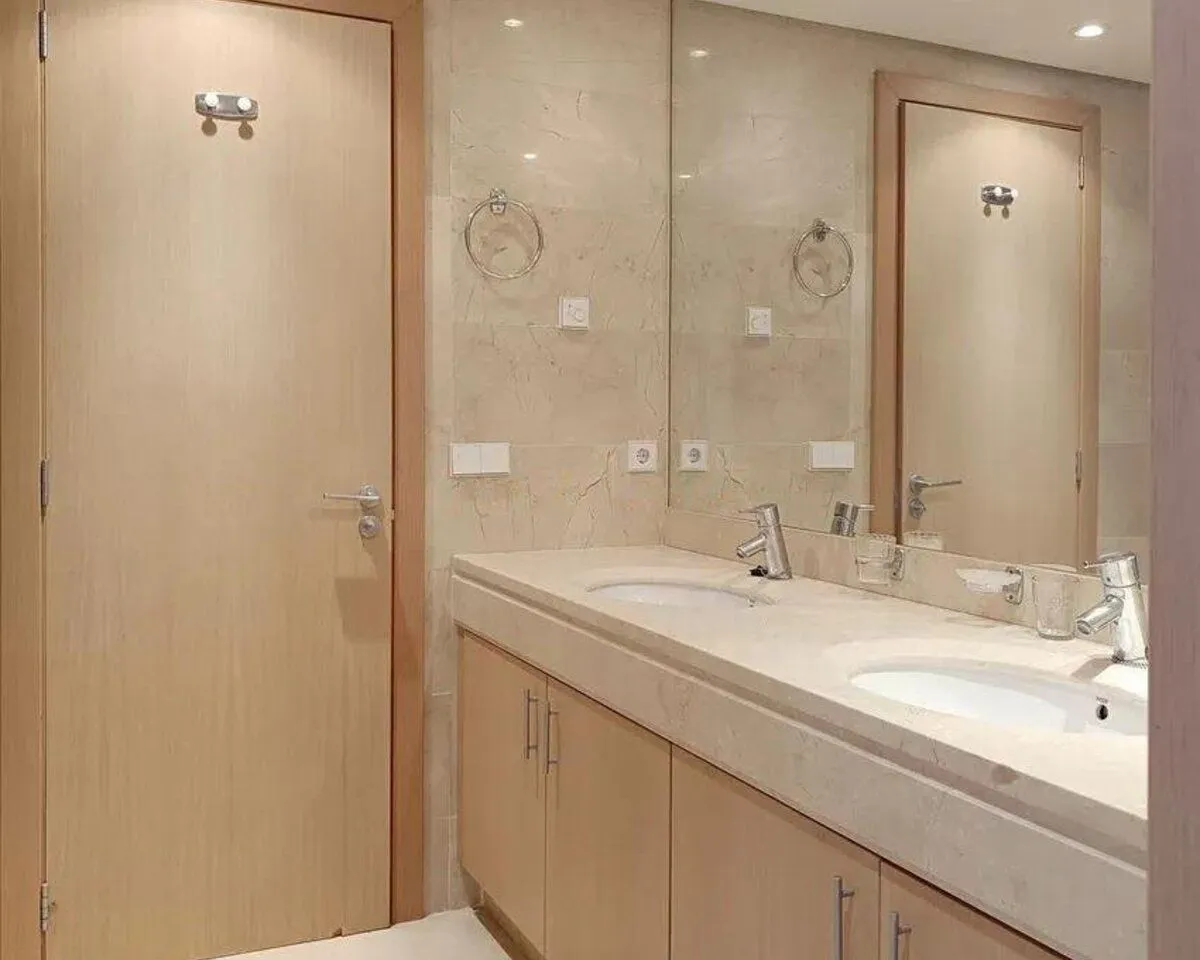 b28084c8-200b-4eea-8558-26b3b8f40374