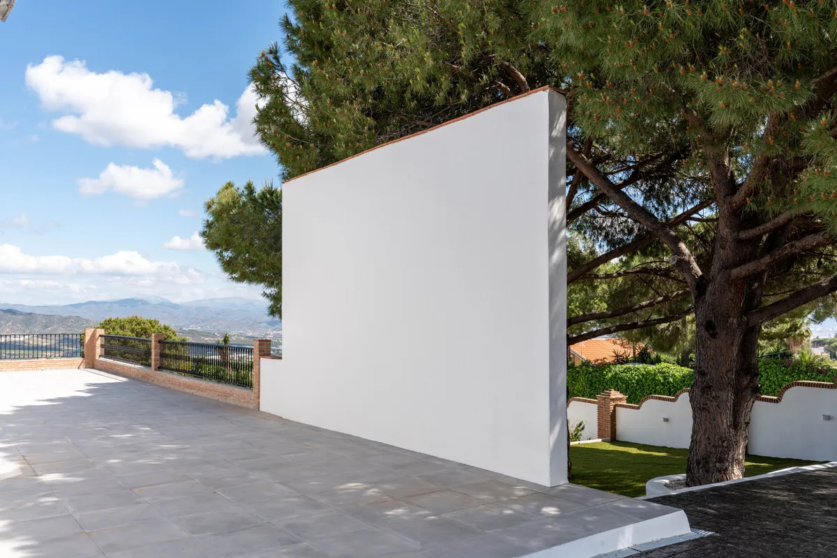 f5dd3dab-f556-4af6-90b8-6eca9ffe1442