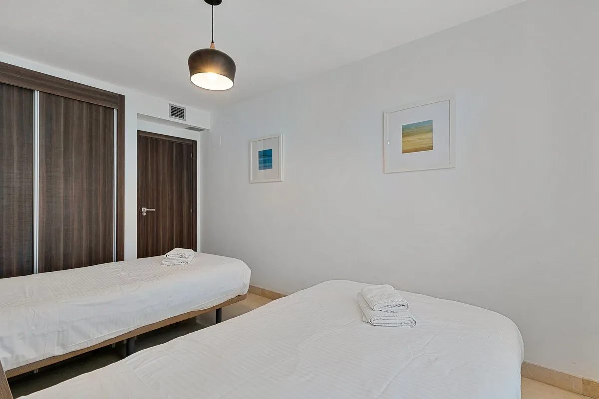 b05e4da0-fb34-4400-a864-a8168d605296