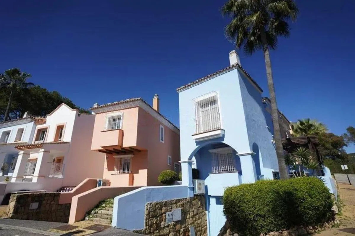 Elegant Townhouse in Exclusive Aloha Community