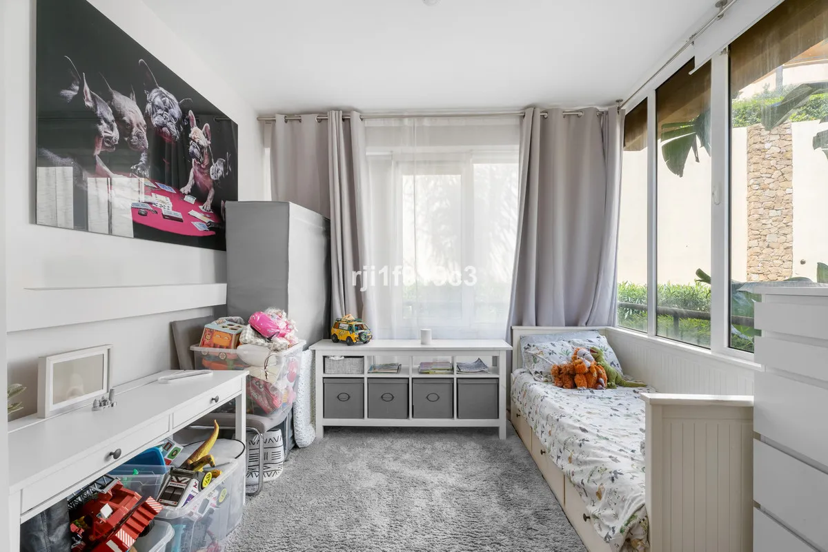 23e084f6-63d3-4170-928e-b175bd34e316