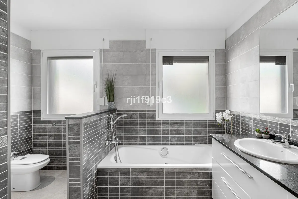 648553bf-2df3-4a23-ba2a-5235e630eb0d