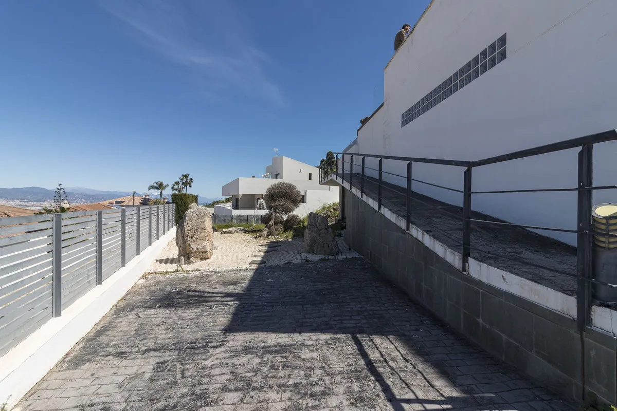 a14cc235-7856-4daf-aed3-a03f892511a5