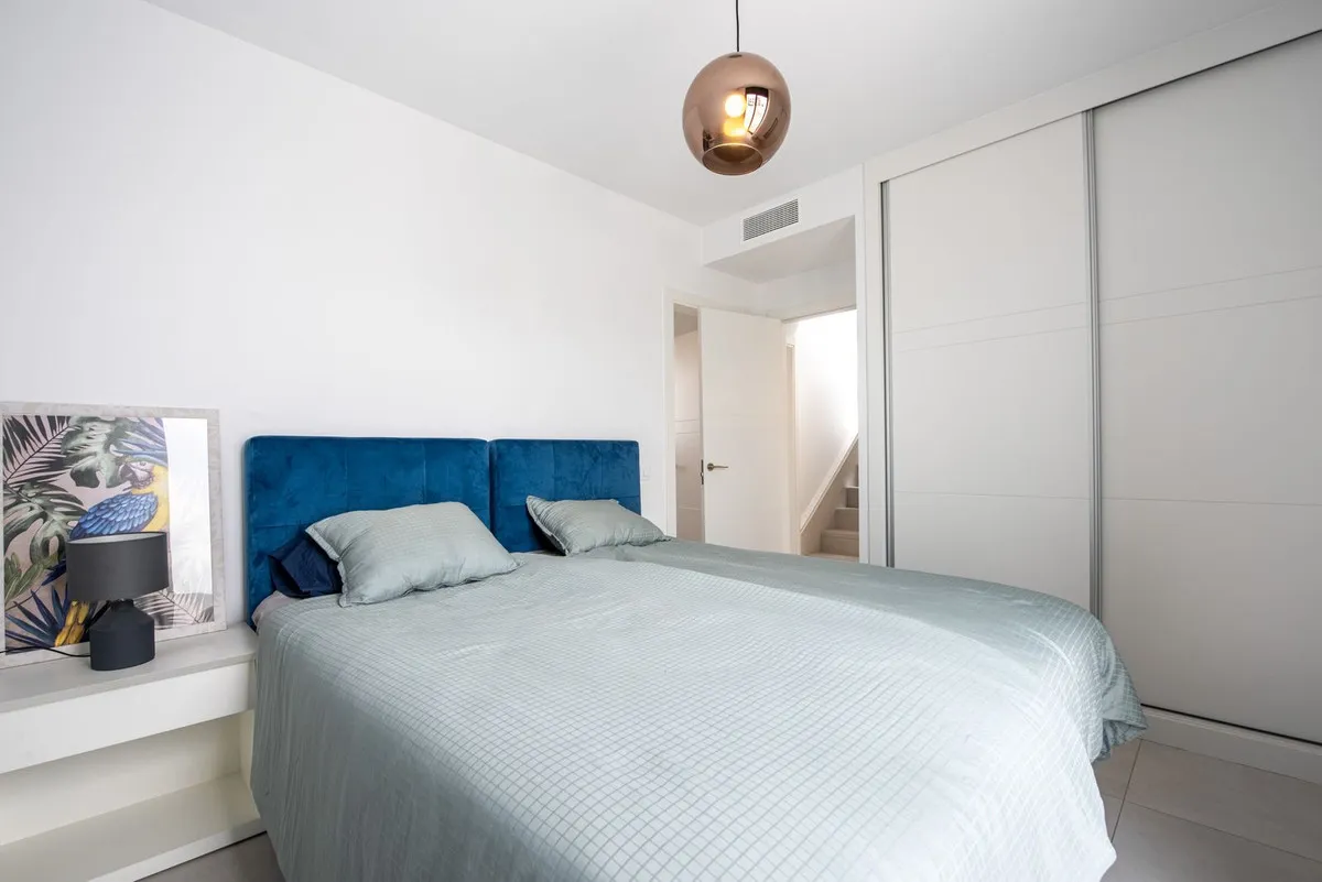 b473e302-07a9-41b3-a744-fd890a021fc8