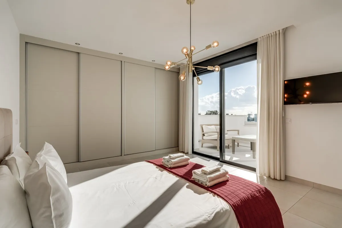 8de40562-2a6d-48eb-adf1-cc2705d246ce