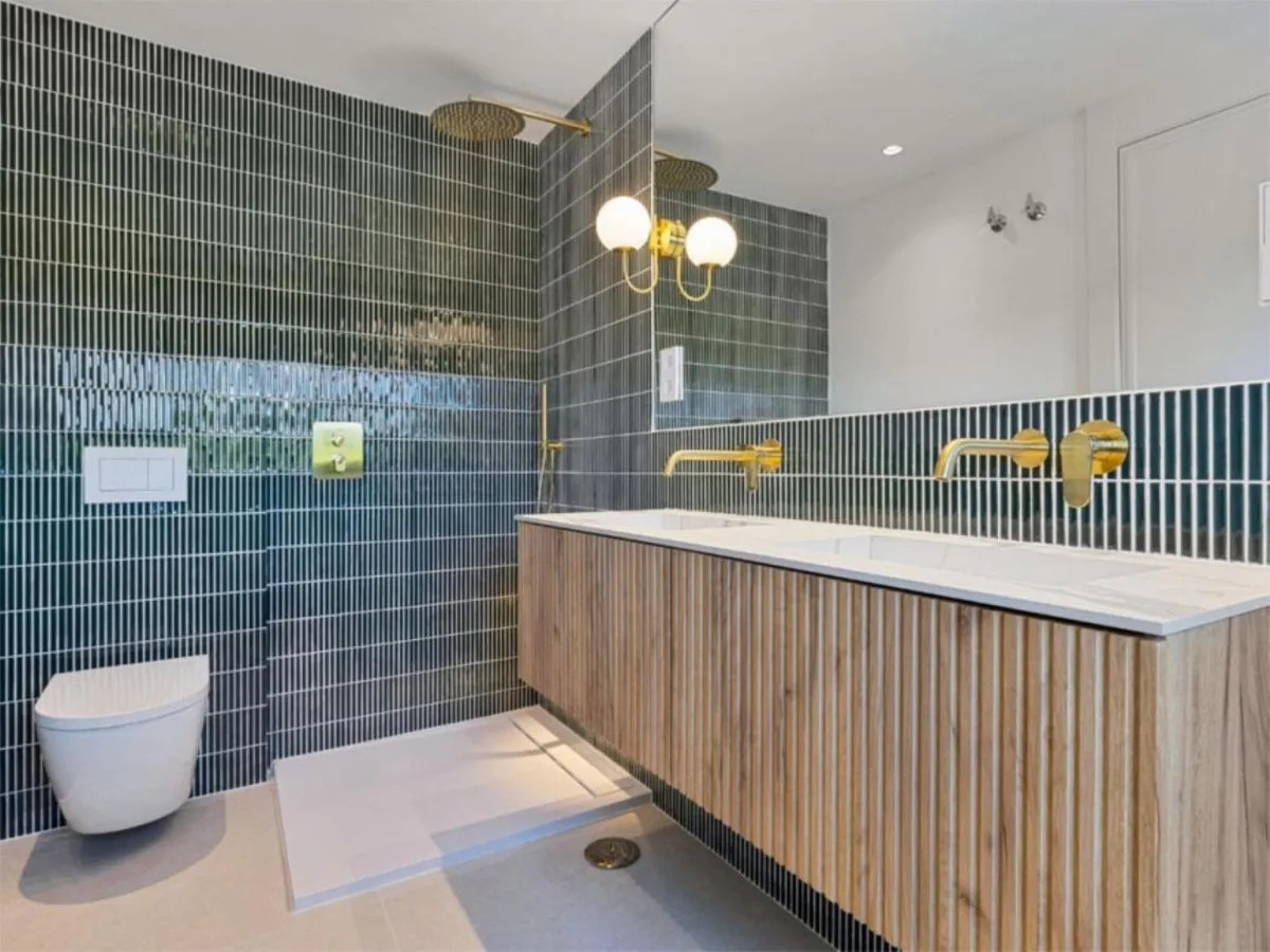 6c32f327-bd69-41b5-b689-c7935c78c3a1