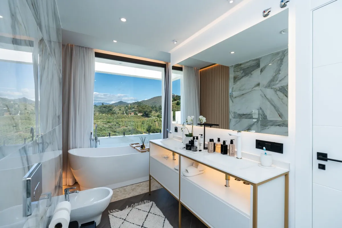 1ae30ba2-981d-4ff2-bb96-9cdff7ead763