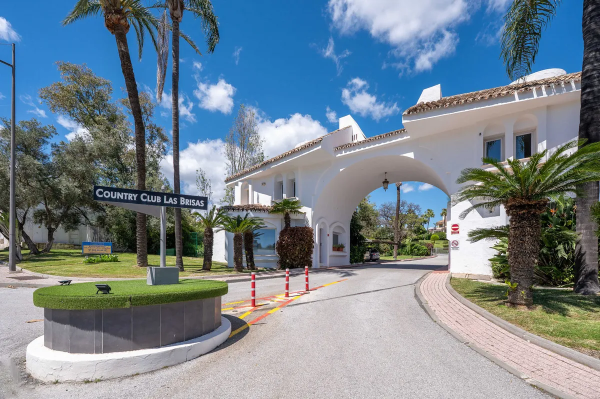 Luxurious 4-Bed Modern Apartment with Golf Course Views