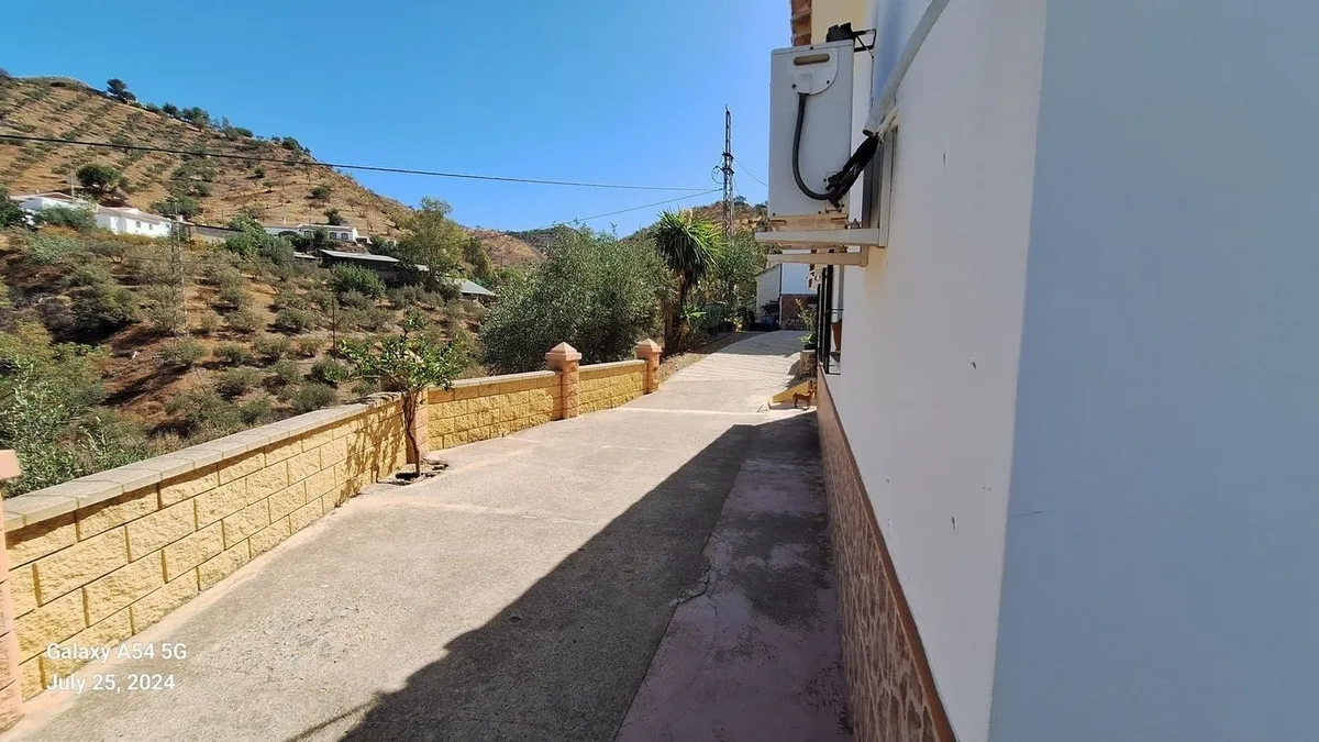 02d4d979-38a8-4295-ba8c-d0548821836f