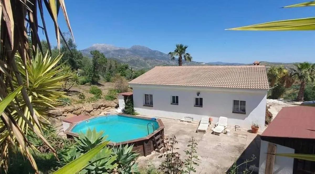 Scenic Hillside Finca with Panoramic Views