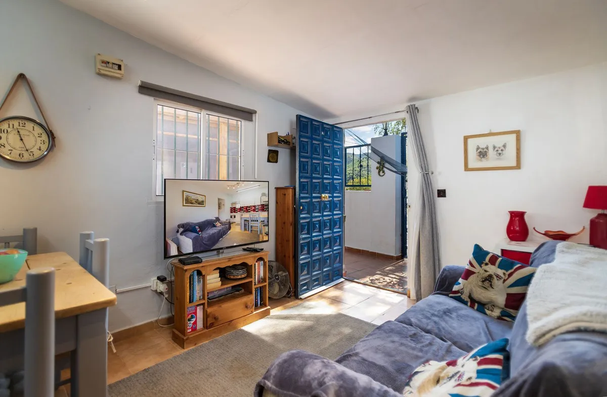 6d93a8e1-29dd-48f2-89ae-0febfb711e85