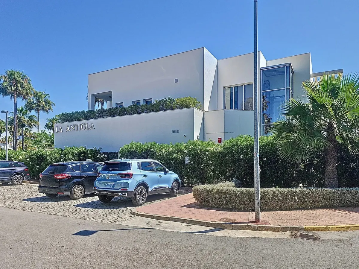 90c1fc06-f51e-41c6-b157-1d76e203562a