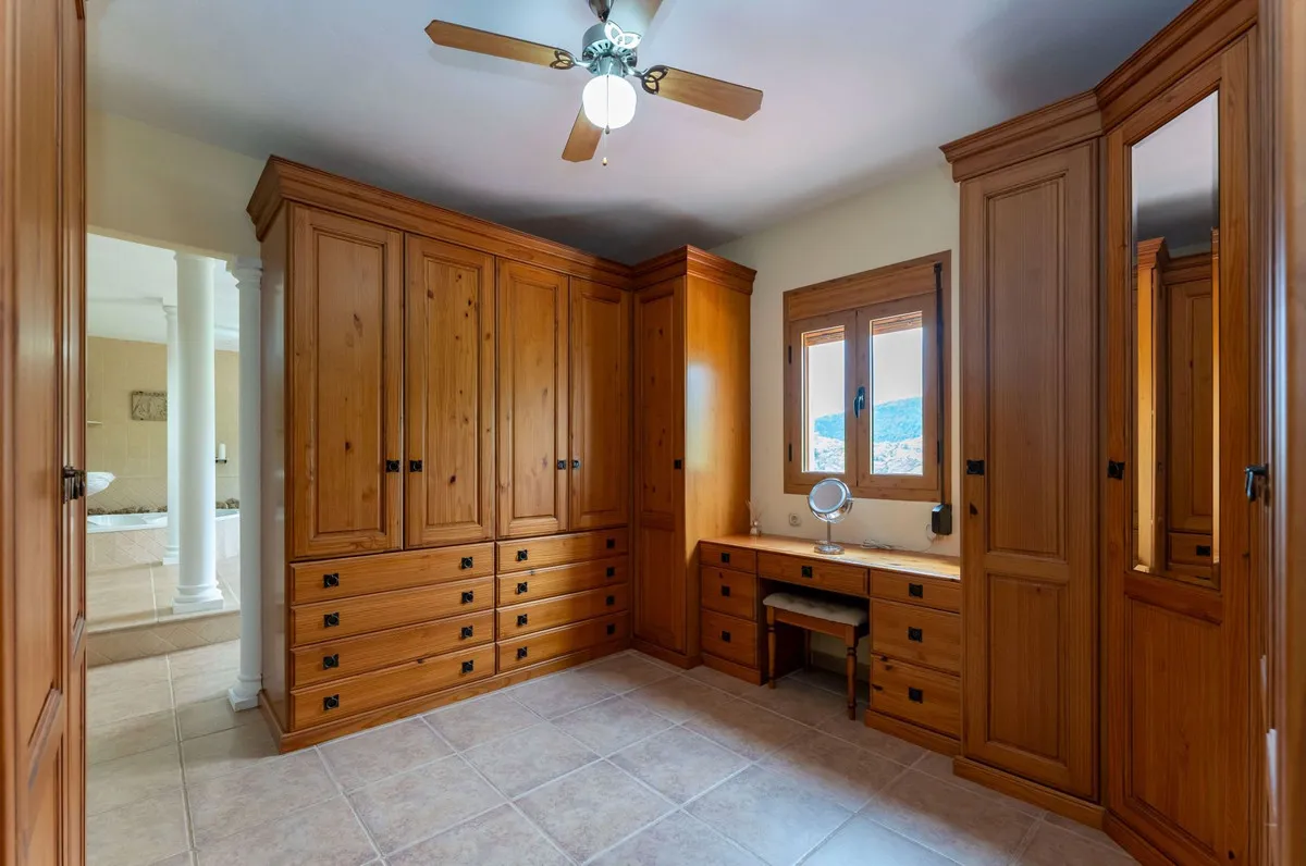 ce7dc7e1-5c25-46da-afdd-81c6adda11e3