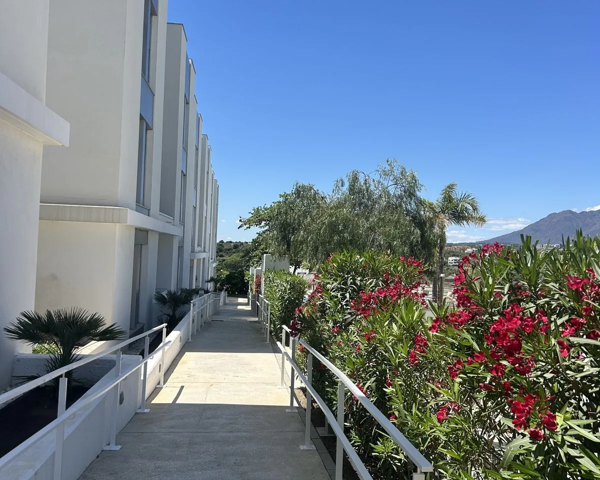 9b7c9e09-2f70-4af2-a65d-43cd61d1a04c