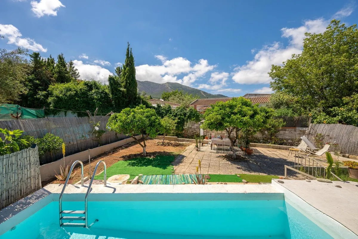 18d2eee6-cb60-4c66-a35c-f9f41ae9c201