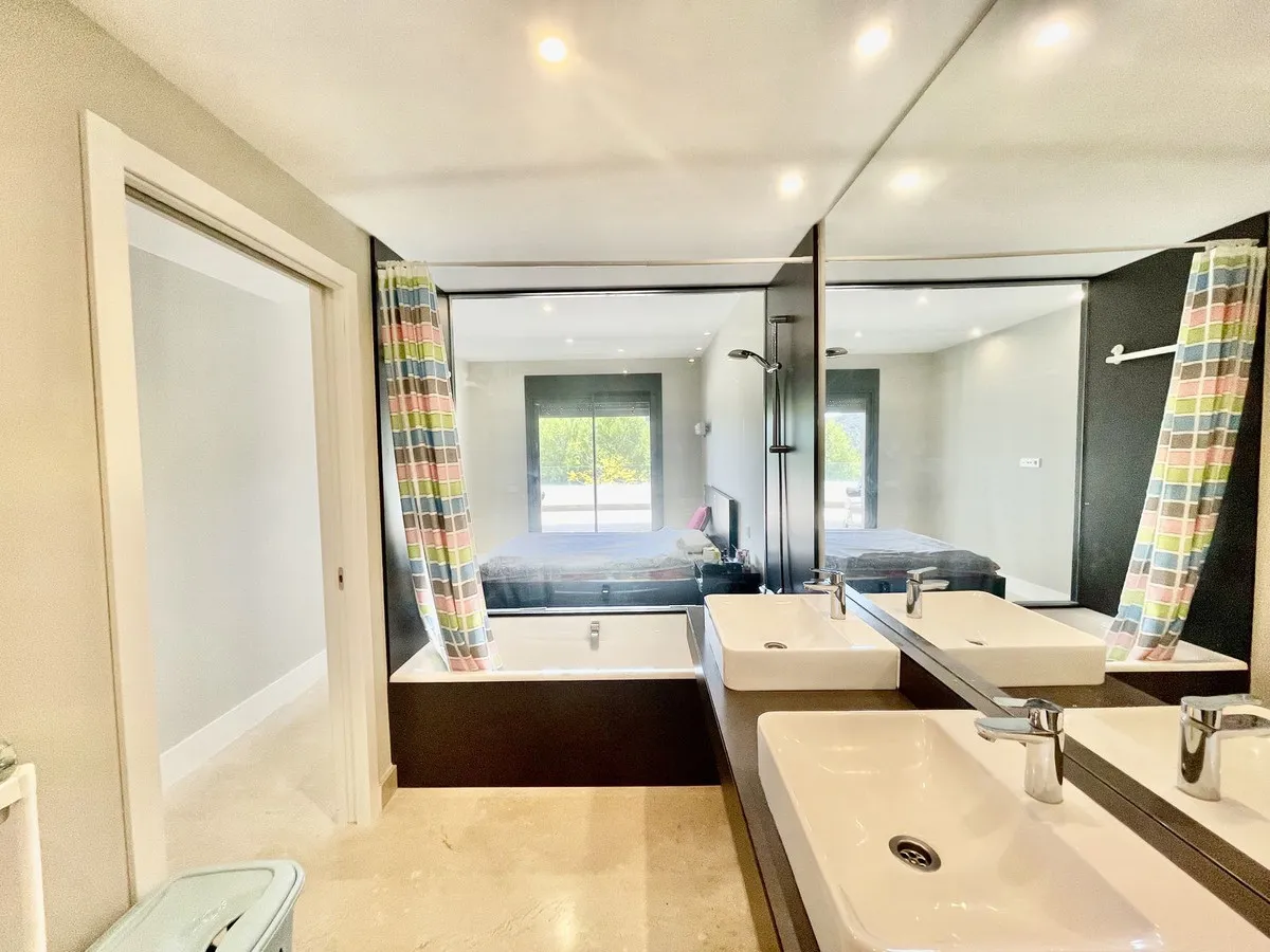 22e9e4ed-9385-4618-900c-4c93568fd6f3