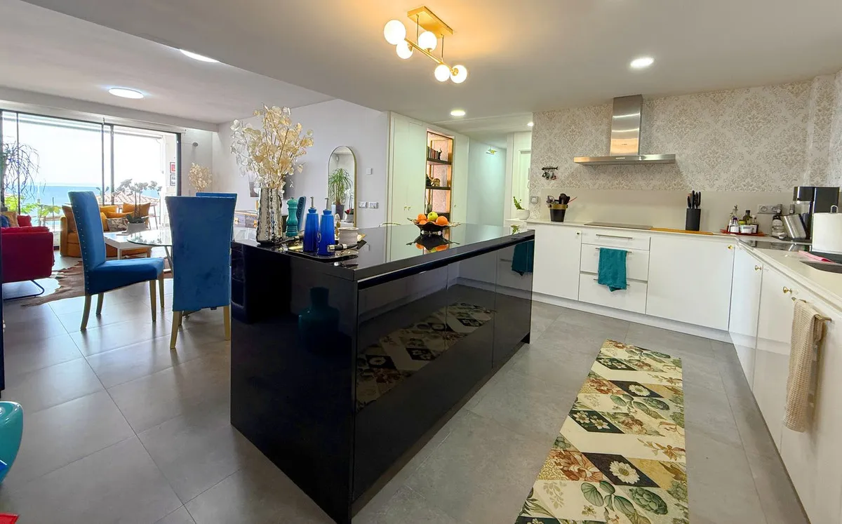 f933b325-bc23-4606-98e5-b776112ecd98