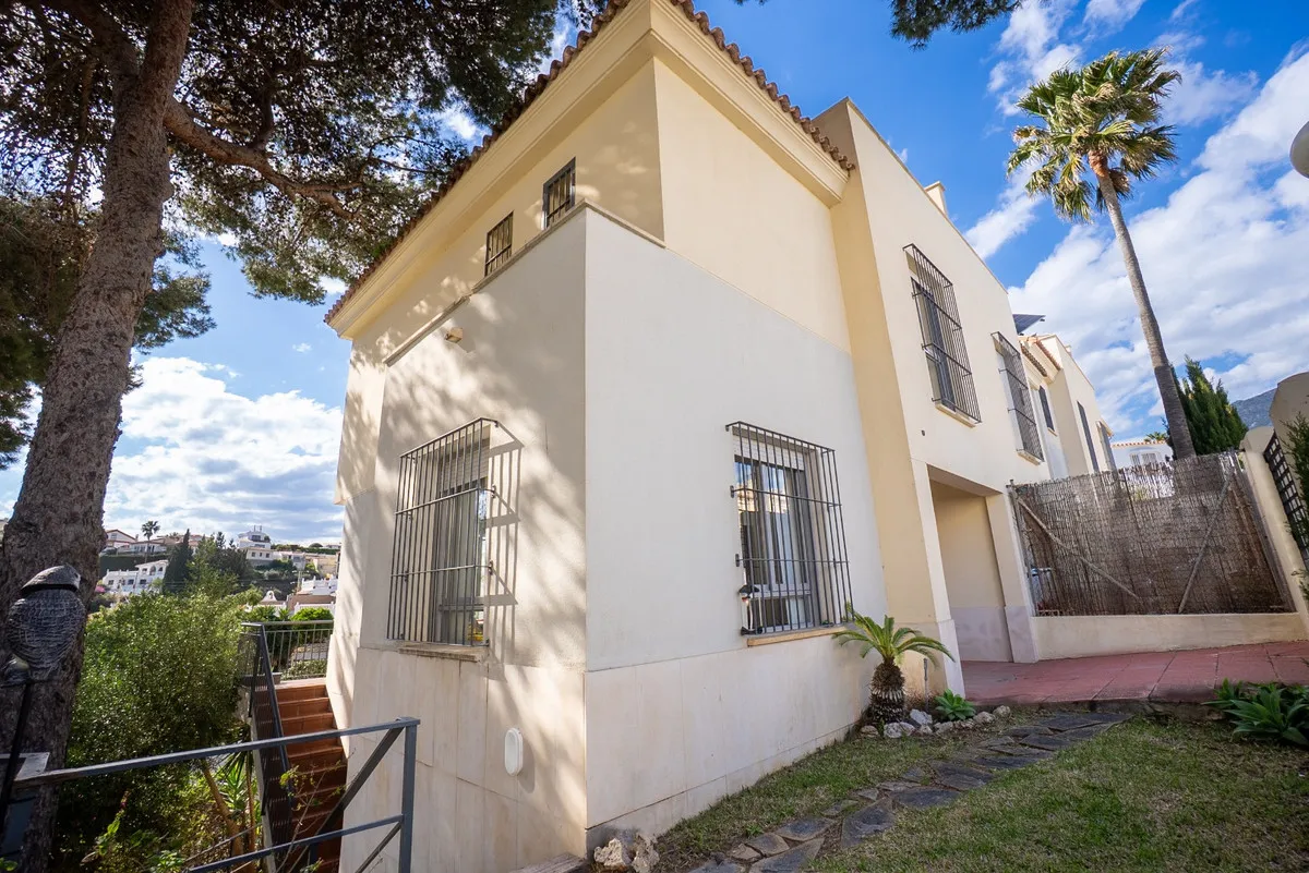 9989d96a-fd03-475e-9e25-c8838a34792b