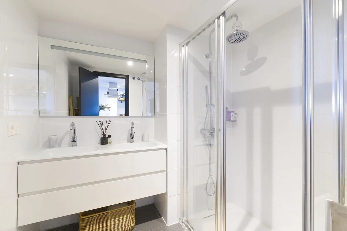 e1b27a79-6643-4077-8561-345e457bff6b