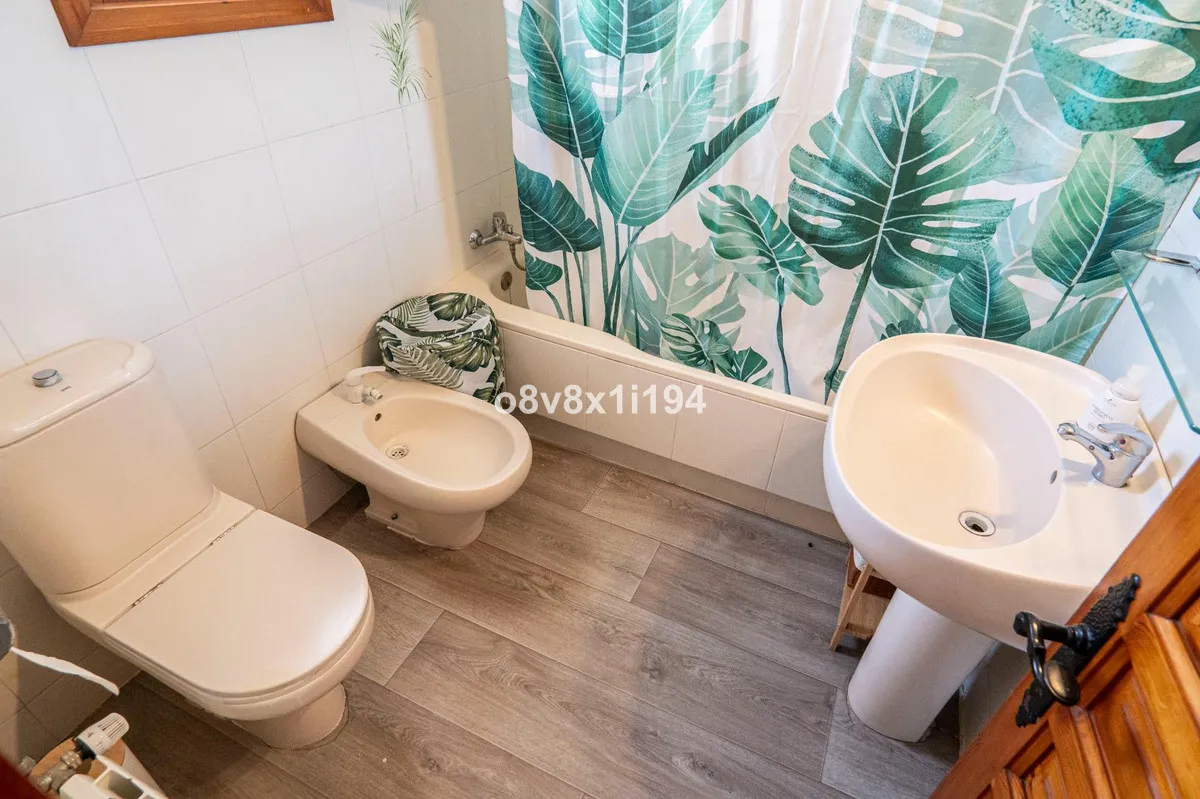 df8a24d5-f792-42fc-857f-2d3b62d64977