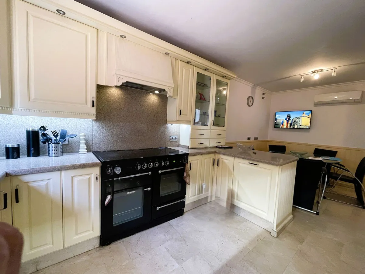 5b00f3e8-2fde-4916-a2a2-9770a2945f9a