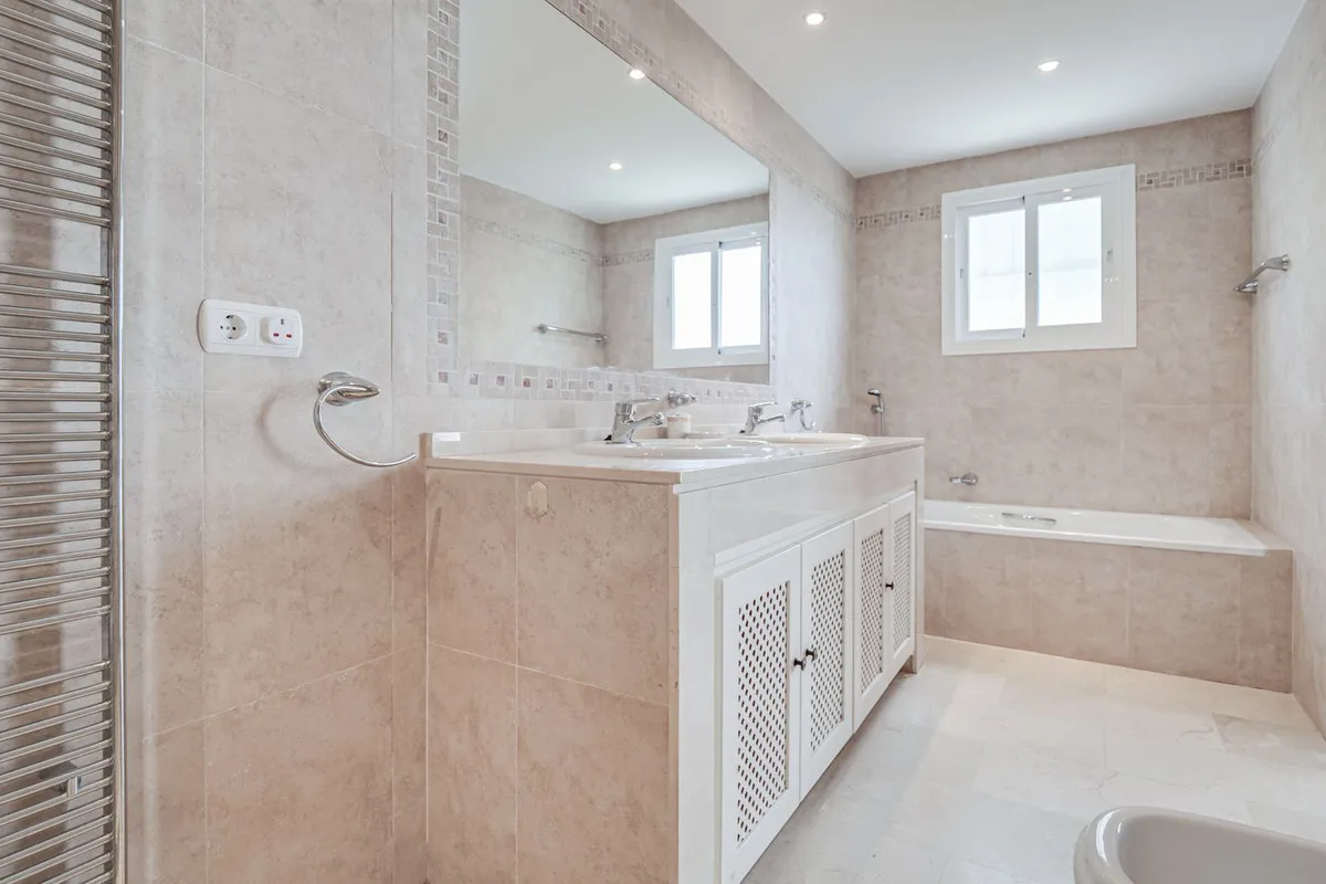 5252043c-a1a2-4b9e-be93-31c9b9a7c28d