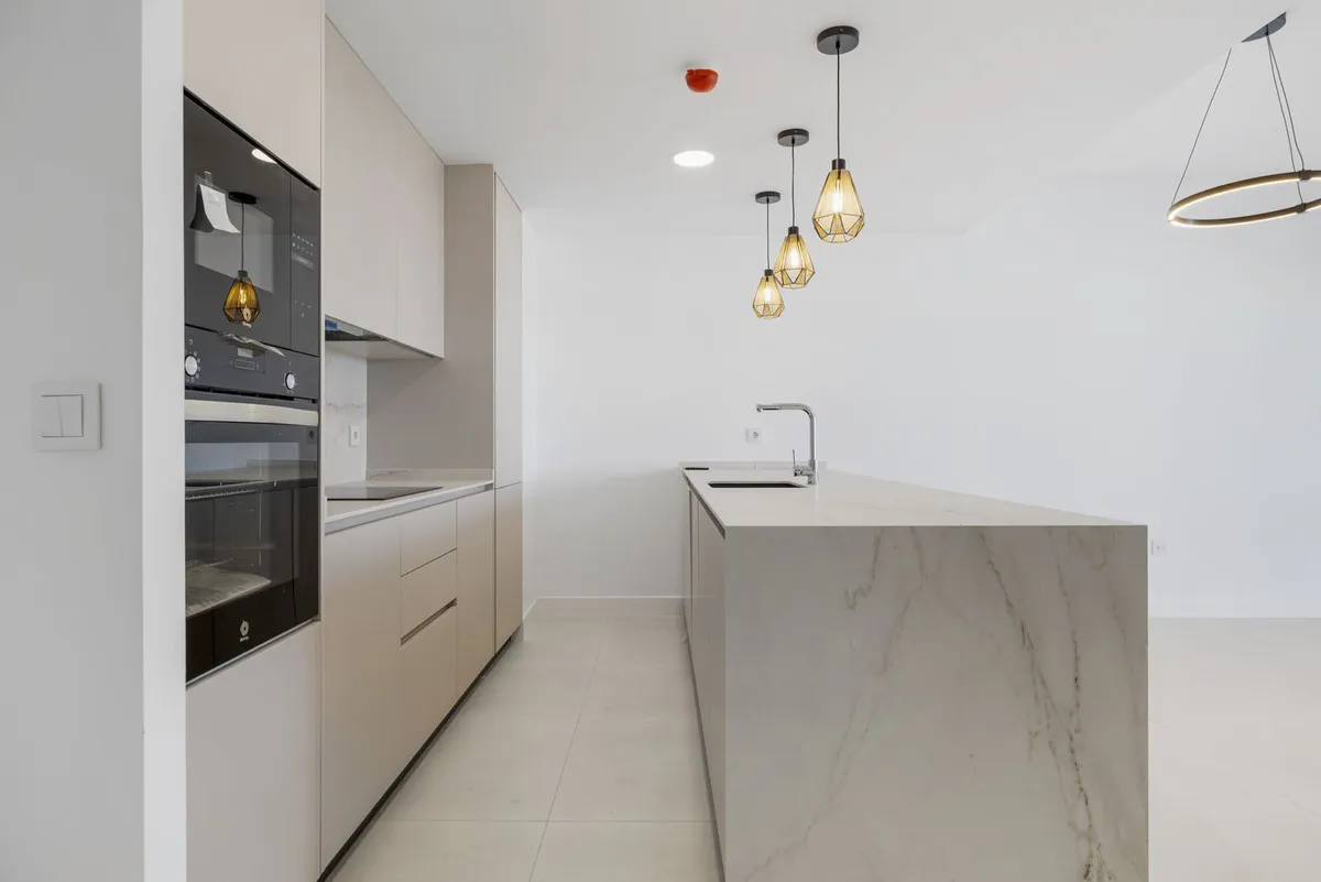 21b57303-cfe5-49fa-9c74-ce1b8eb5d9ad