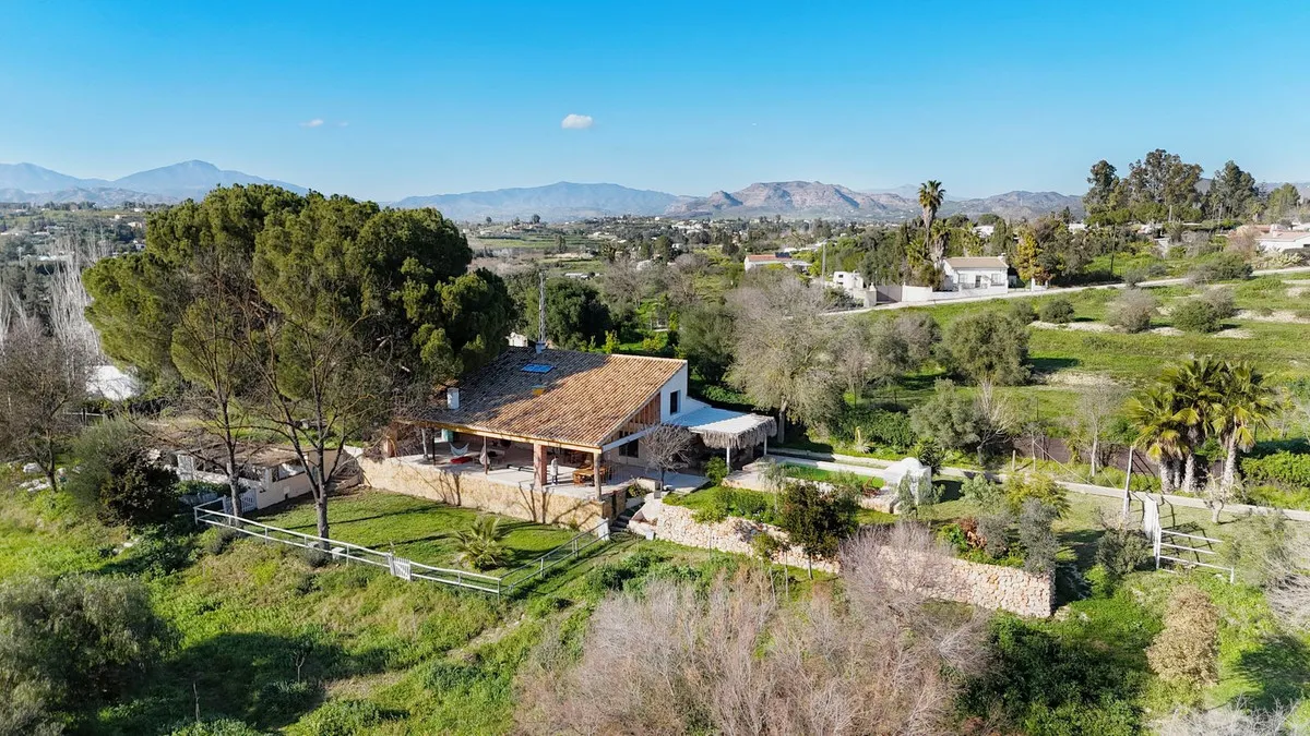 c0548a33-c6c7-41ca-b729-f9c3319b98d4