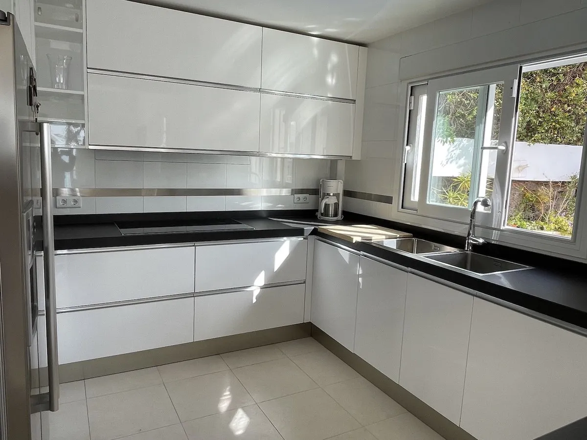 a4fa0af9-c19f-49e5-8153-c1e5787a3c39