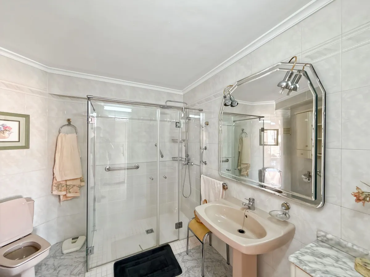 ef04b15a-cba7-4e80-a942-00de3a6b31e5