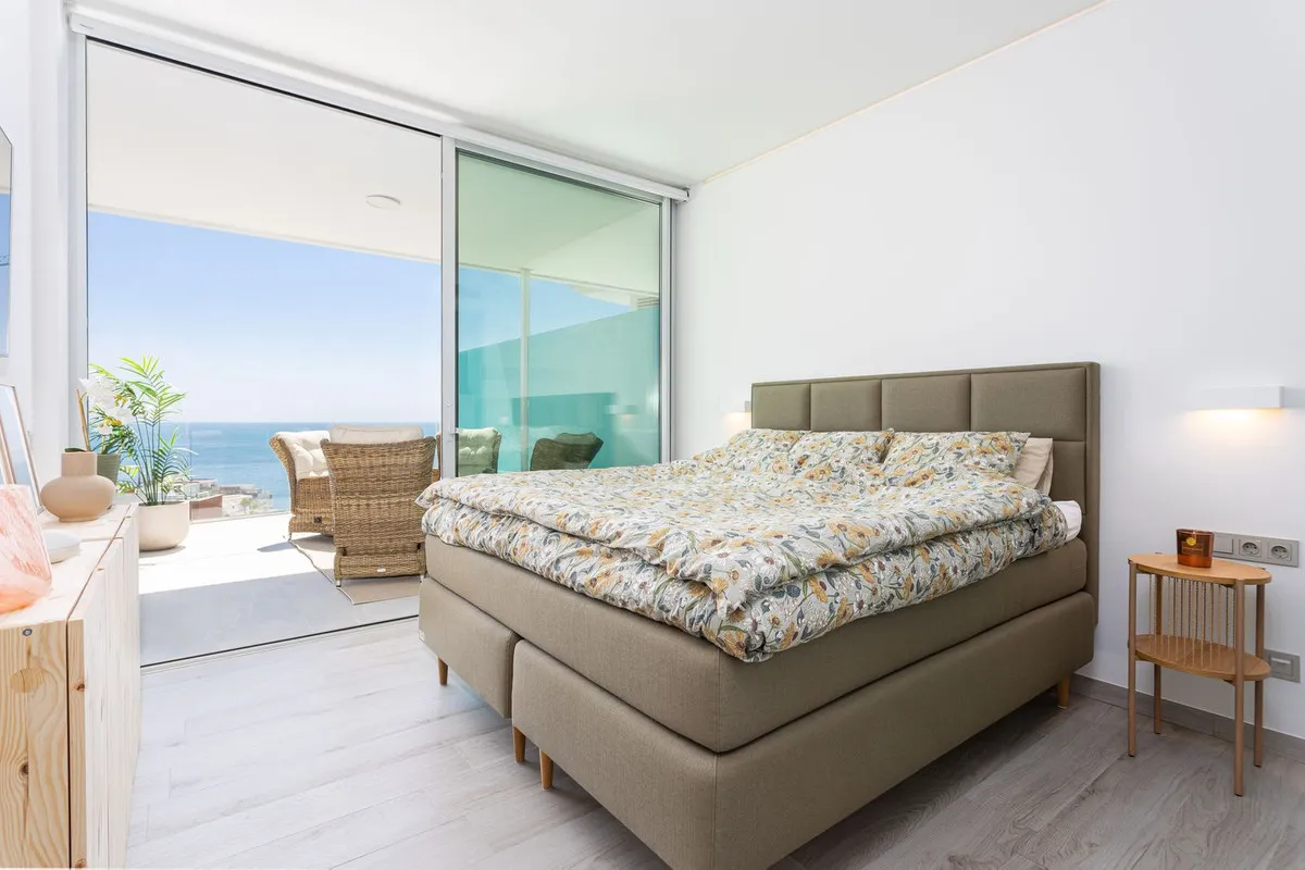 f0dc35a8-5e9d-408f-b5da-658cd2f119b3