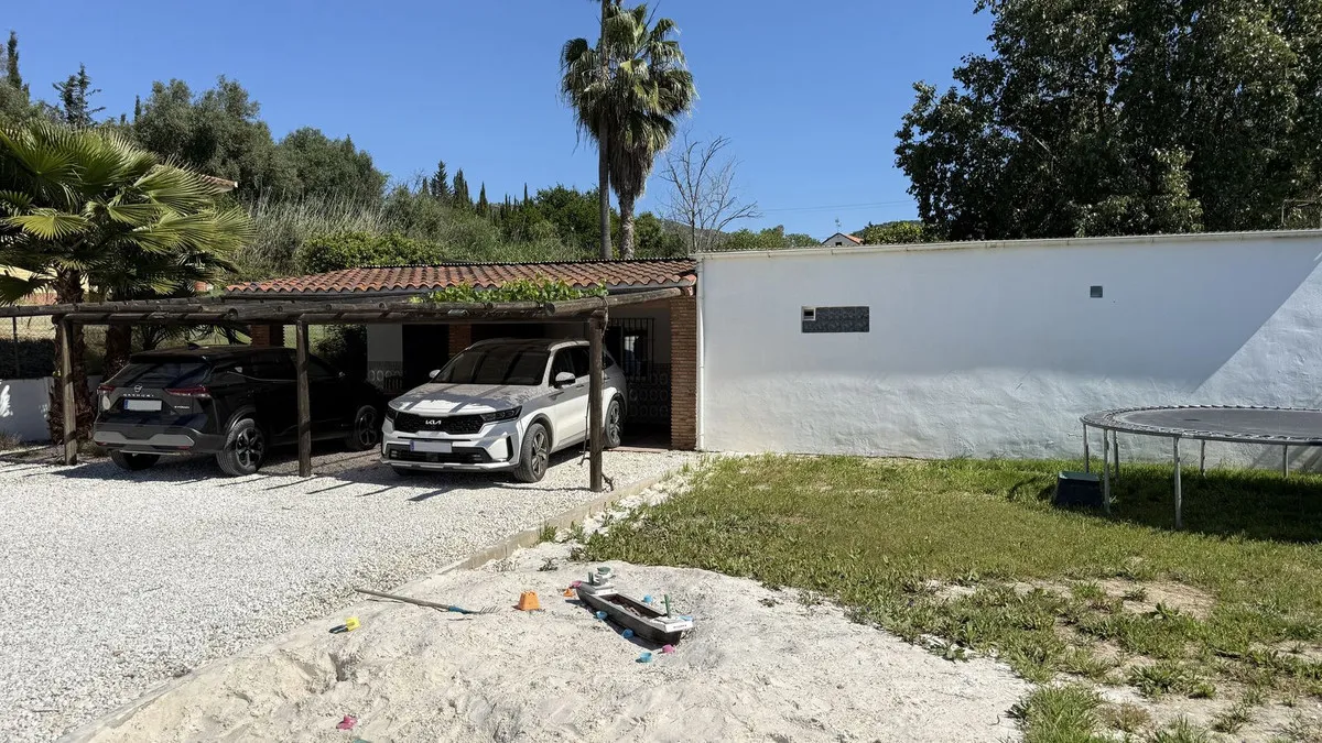 a8574284-4dbd-4633-bd45-2b8fab5f95fd