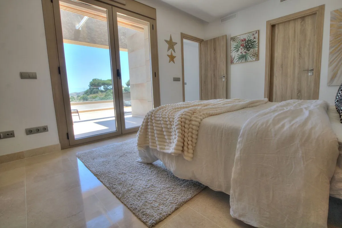 201301d5-f4c9-40ad-96aa-b18794c89e59