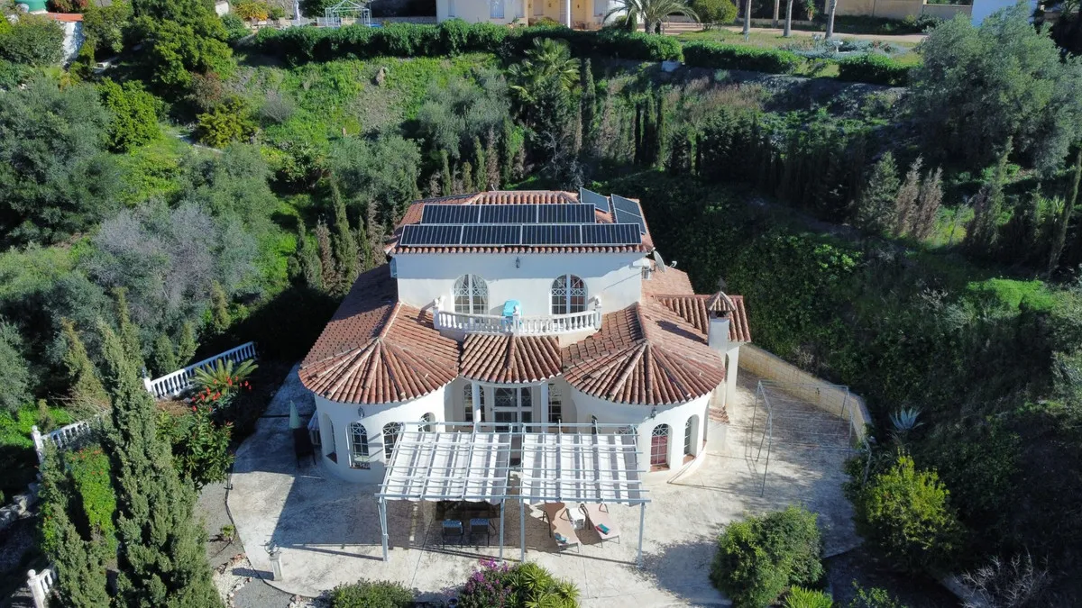 e5cc1c4c-afbb-403f-a91d-966c9d196090